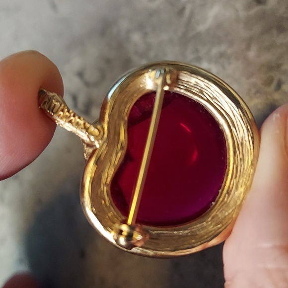 SOLD Vintage Signed Sarah Coventry Lucite Magenta & Goldtone Apple Brooch Pin - Picture 3 of 10